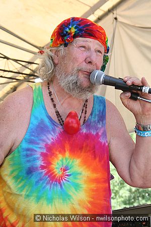 Wavy Gravy makes a pitch for the charity raffle