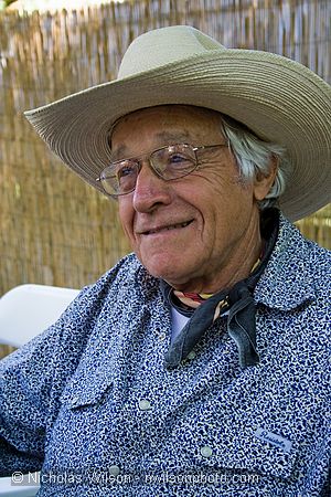 The legendary Ramblin' Jack Elliott was a surprise guest backstage Sunday, and did a "tweener" set later that evening.