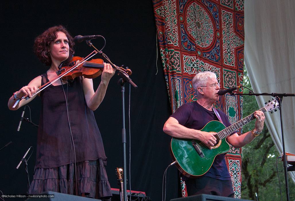 Bruce Cockburn with violinist Jenny Scheinman