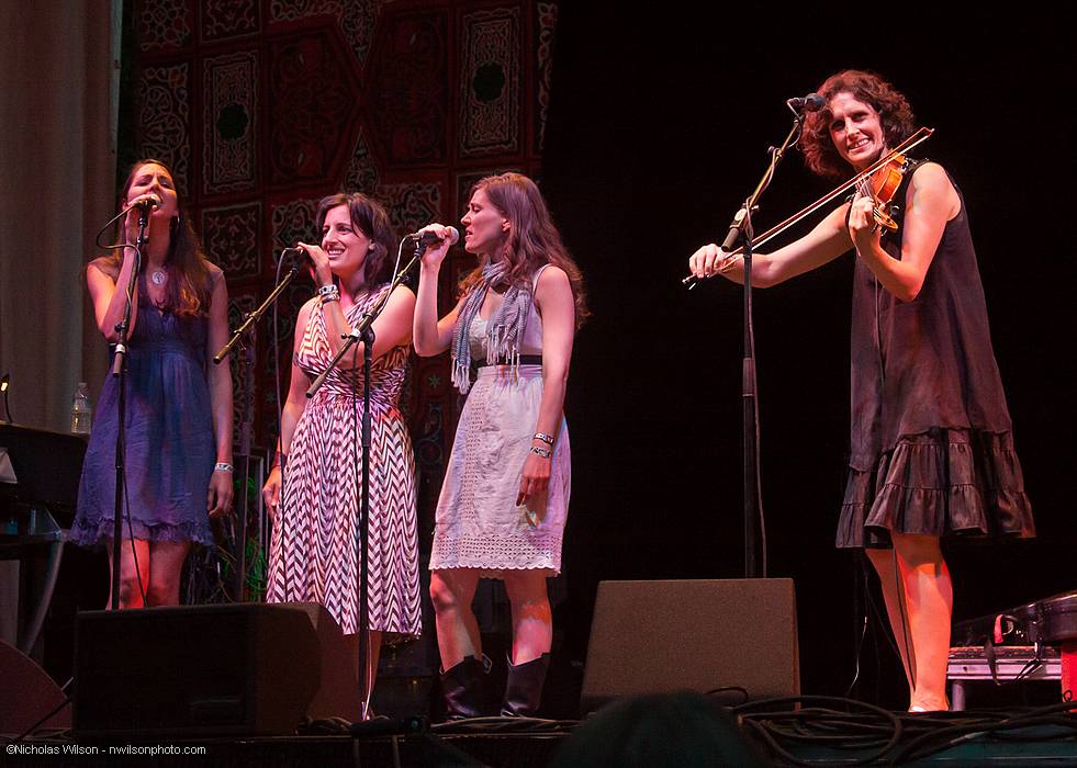 The Wailin' Jennys sit in with Bruce Cockburn
